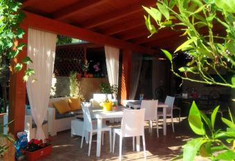 Viola di Mare Rooms and Parking has Balcony rooms