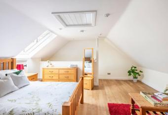 Millfield Cottage has Balcony rooms