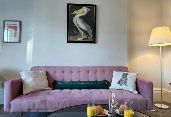 Charming & Cozy Richmond Retreat has rooms with a private hot tub