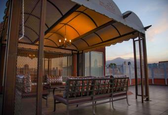 Hotel RENACIMIENTO has rooms with a private hot tub