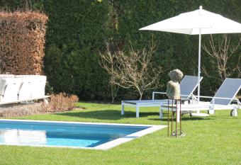 B&B 7T allows 18 year olds to book a room