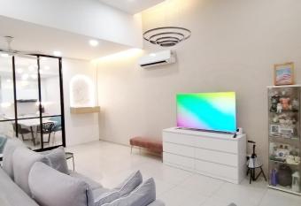 12pax - 3Storey Bukit Minyak Utama Cozy Spacious has Balcony rooms