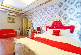 RedDoorz Bui Vien Walking Street allows 18 year olds to book a room
