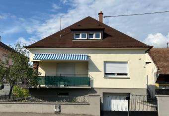 Tr  s belle maison has Balcony rooms