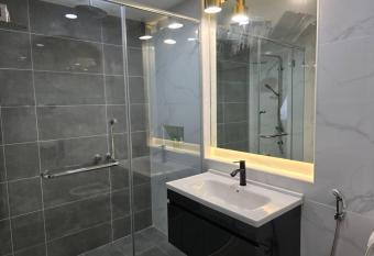 Seksyen 13 shah alam has rooms with a private hot tub