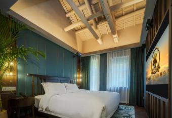 Movietel Hangzhou has Balcony rooms