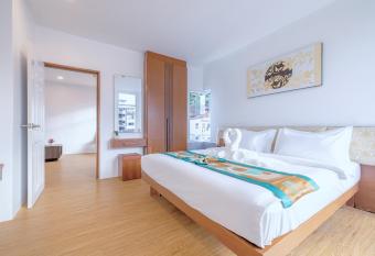 Meet Holiday International Hotel-Patong                                  -          has rooms with a private hot tub