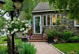 Hamptons Vacation Inn has Balcony rooms