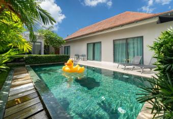                          Laguna                                   has rooms with a private hot tub