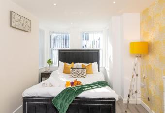 The Phantom Apartment ideal for JR Churchill Manor Nuffield Hospitals Oxford B University 2023 built sleeps 5 people comfortably very modern 2 rooms 3 bathrooms 1 minute walk to John Radcliffe Hospital has Balcony rooms