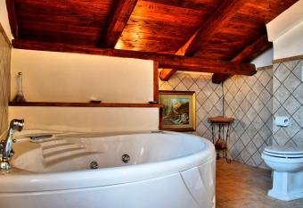 Dreams Valley has rooms with a private hot tub