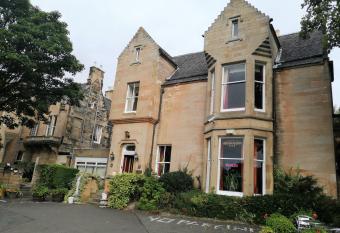 Cumberland Hotel allows 18 year olds to book a room