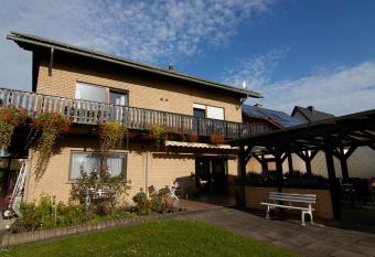 Haus Gisela - Self Check-in - Jakobsweg - Etappe von H  xter bis Brakel allows 18 year olds to book a room