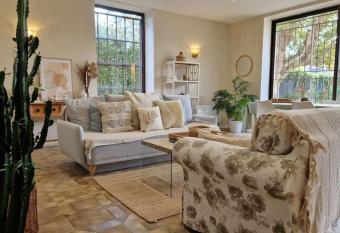 Le Champ du Roy has Balcony rooms