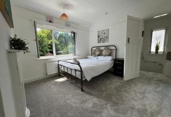 3 bedroom cosy home in Birmingham has Balcony rooms