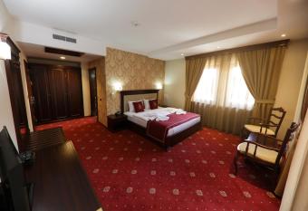 Hotel Kacinari has rooms with a private hot tub