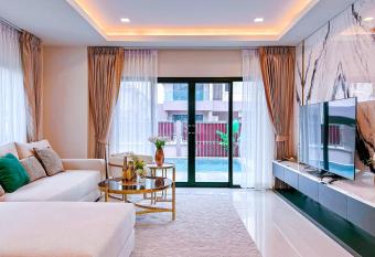 Hidden Hill Pool Villa 4BR 15 Mins Jomtien Beach has Balcony rooms