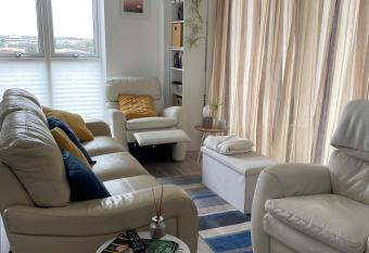 Modern Apartment All Amenities Greater London has Balcony rooms