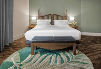 NH Collection Madrid Paseo del Prado has rooms with a private hot tub