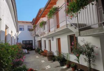 Weinhauerhof Pasching-Klinglhuber has Balcony rooms