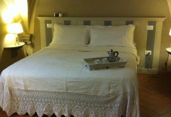 Residenza Gatteschi allows 18 year olds to book a room