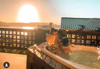 4-Apto Jacuzzi Vista Mar&Piscina - Morada do Ganso has rooms with a private hot tub