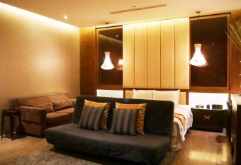 Lanshy Motel has rooms with a private hot tub