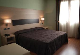 Hotel Arthur has rooms with a private hot tub