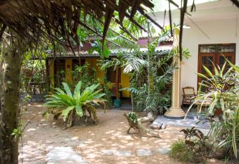 Minara Guest House has Balcony rooms