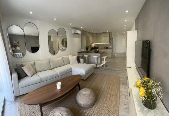 Appartement luxueux 110m coll   au prestigieux h  tel le MARTINEZ has rooms with a private hot tub