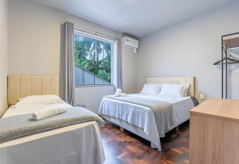 Apartamentos a 600m da Vila Germ  nica allows 18 year olds to book a room