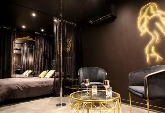 LoveRoom, luxe & plaisir has rooms with a private hot tub