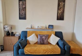 3 Bedroom - 1 Bathroom - Garden - Pet Friendly has Balcony rooms