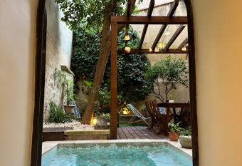 Le Spacieux - Un Voyage en Provence- Offre de lancement has rooms with a private hot tub