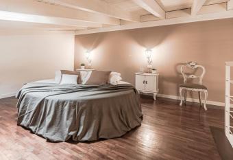 Thea - Centro Storico allows 18 year olds to book a room