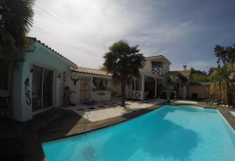 Villa Cara  bes has rooms with a private hot tub