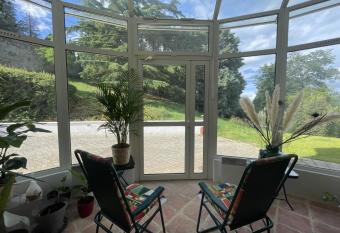 Le Br  sil au coeur des vignes de Condrieu has rooms with a private hot tub