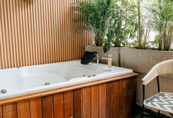 La Gracia Hotel & Spa has rooms with a private hot tub