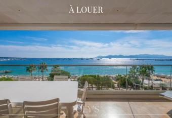 Magnifique appartement vue panoramique - Croisette has rooms with a private hot tub