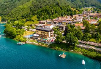 Albergo Mezzolago has Balcony rooms