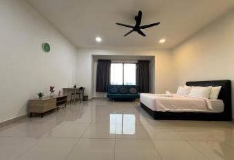 Da Men Studio Apartment Subang Jaya has rooms with a private hot tub