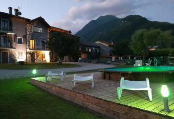 Casa Rosso Blu has Balcony rooms