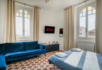 MONZA centro, Milano - Nuovo e Di Fronte alla Stazione - Wifi has rooms with a private hot tub