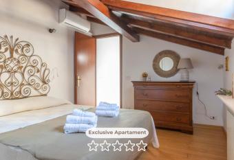 Esclusivo Appartamento in Villa D Este allows 18 year olds to book a room