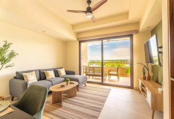 HIDDEN PARK - 7th Floor Apt with Rooftop Pool at Versalles has rooms with a private hot tub