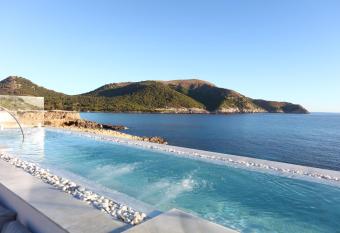 Mar Azul Pur Estil Hotel & Spa allows 18 year olds to book a room