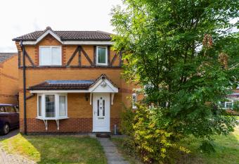 A stunning Four Bed House in Posh Oadby Leicester has Balcony rooms