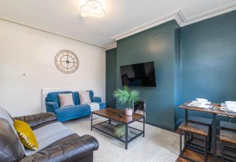 Spacious Two Bed House in Headingley allows 18 year olds to book a room