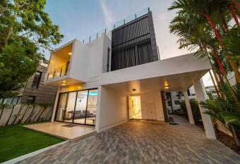 Luxury 5BR Villa Rooftop Pool has Balcony rooms