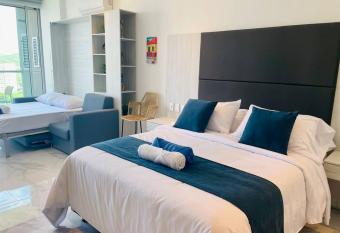 Suite de lujo en bello horizonte has rooms with a private hot tub